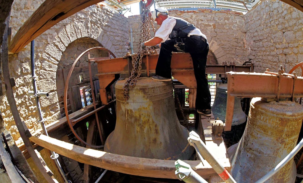 Hoch oben im Nordturm wird die Glocke am Kran befestigt - und dann kann die Reise auch schon losgehen.