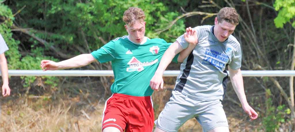 Moritz Scherl (l.) von Union Schönebeck brachte die Hintermannschaft der TSG Calbe um Pascal Weber des Öfteren in Bedrängnis. Zwei Treffer steuerte er bei seinem ersten Einsatz für die Schönebecker bei.