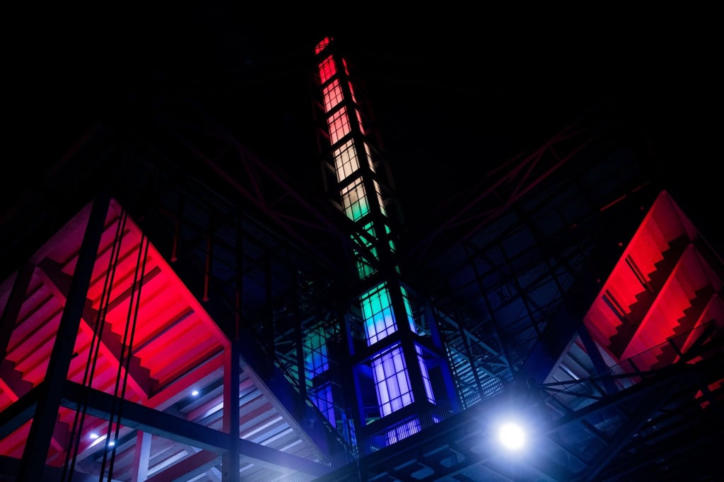 Das Stadion leuchtet zum Diversity Day in Regenbogenfarben.