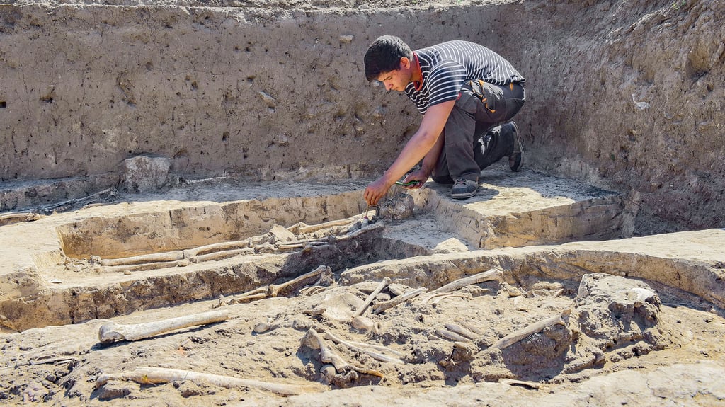 Mehr als 60 Gräber  sind von den Archäologen und Grabungshelfern wie Robert Prust  am Hüttengrund In Helfta gefunden worden.