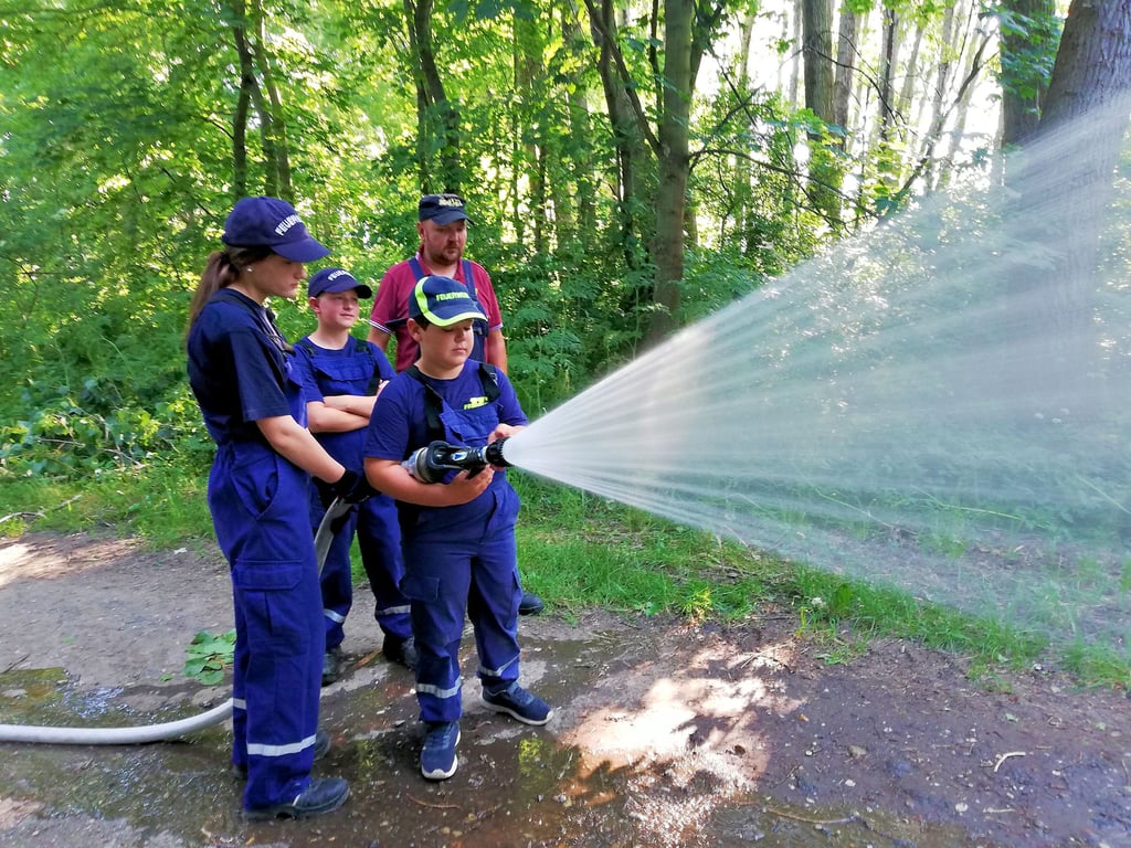 Nach anderthalb Jahren traf sich der Nachwuchs der Minkwitzer Kinderfeuerwehr wieder. Fabian Kahnt übt das Zielen mit dem Wasserstrahl.