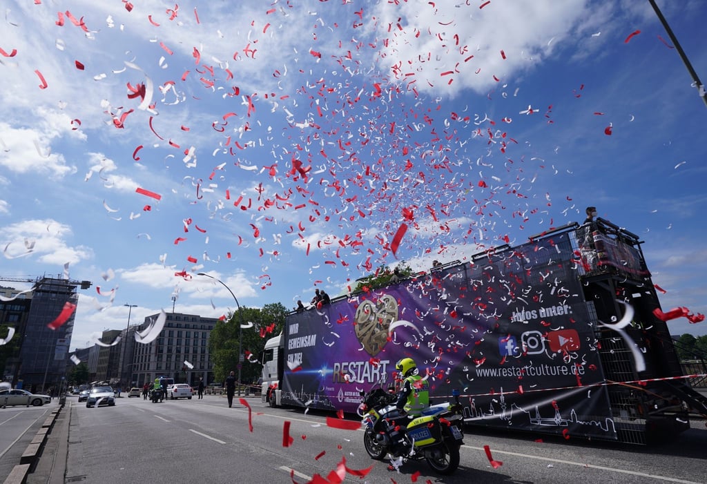 Event- und Kulturschaffende nehmen an der Demonstration „Restart Culture Parade“ zur Rettung der Veranstaltungswirtschaft teil.