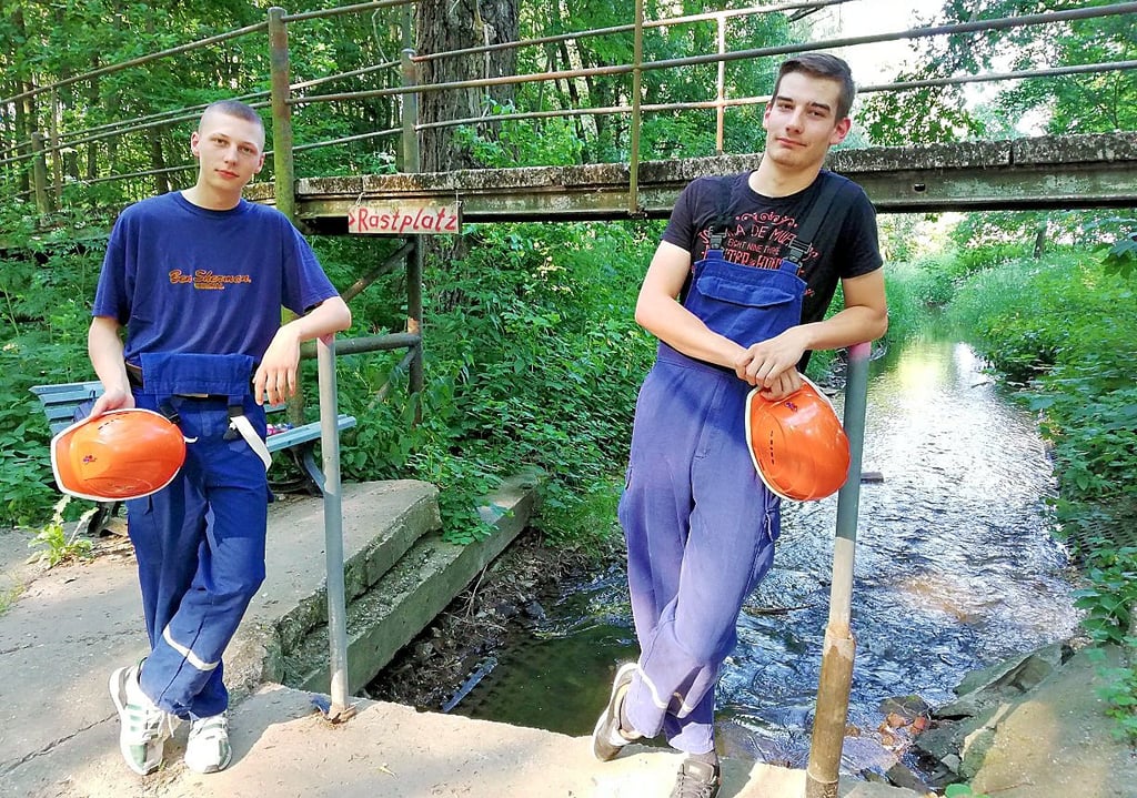 An einem schattigen Plätzchen chillen Lucas Kestelspitz (links) und Florian Tympel. Beide Jugendliche sind seit vielen Jahren bei der Feuerwehr.