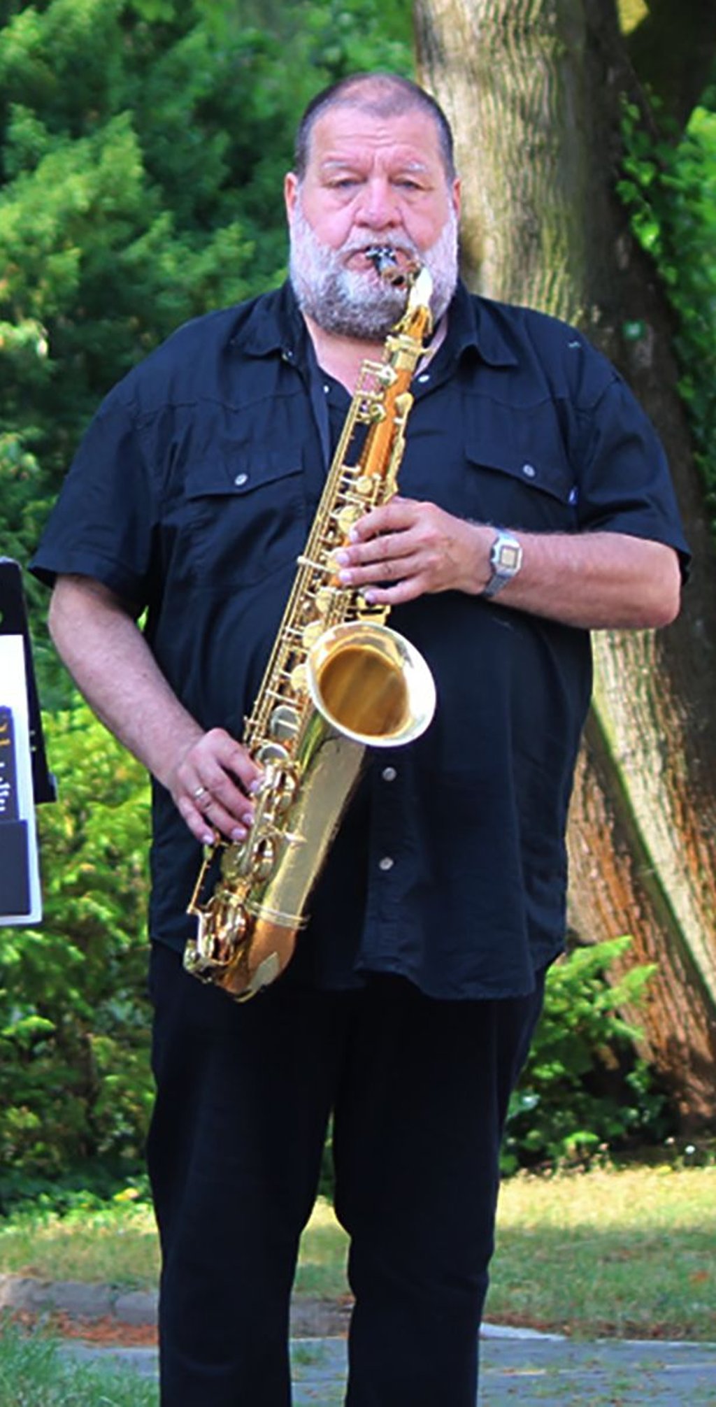 Rainer Schulz begleitete die Trauerfeier am Saxofon.