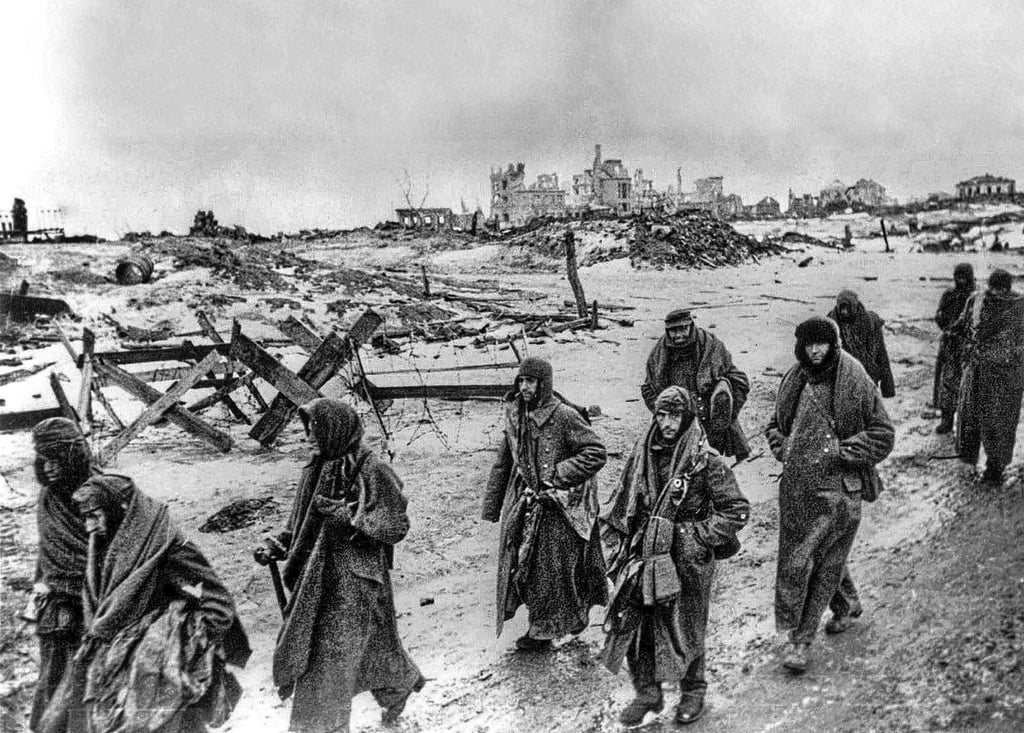 Die Wende im Zweiten Weltkrieg: Deutsche Soldaten begeben sich Anfang 1943 im zerstörten Stalingrad in Kriegsgefangenschaft