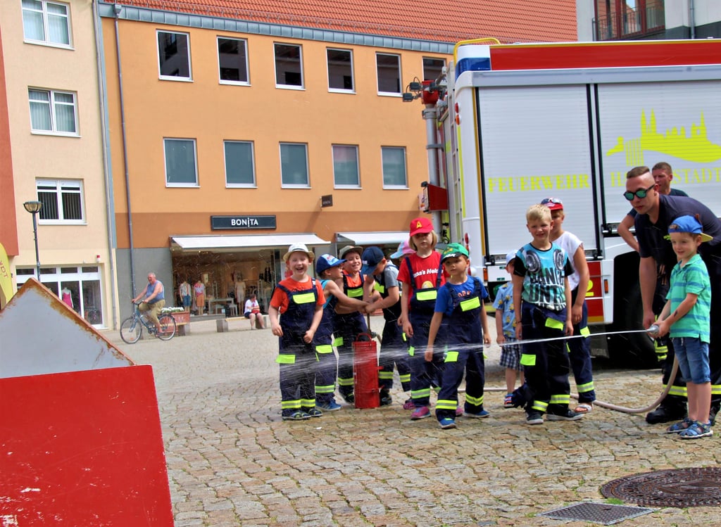 Spaß hatten die Jüngsten beim Einsatz an der kleinen Feuerspritze auf dem Halberstädter Fischmarkt. Ihnen soll der Großteil des Erlöses aus der Aktion gestiftet werden.