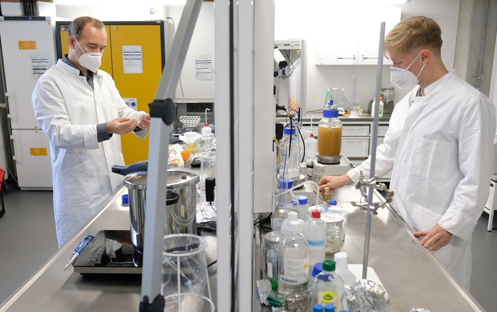 Wissenschaftliche Mitarbeiter der Kunsthochschule Burg Giebichenstein forschen im Labor an neuen Werkstoffen.