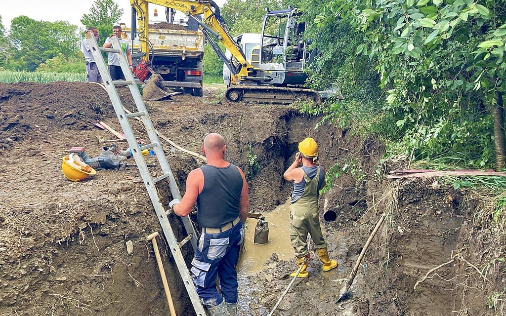 Bauarbeiter haben die defekte Rohrleitung zwischen Quedlinburg und Ditfurt freigelegt und setzen ein neues Wasserrohr ein.