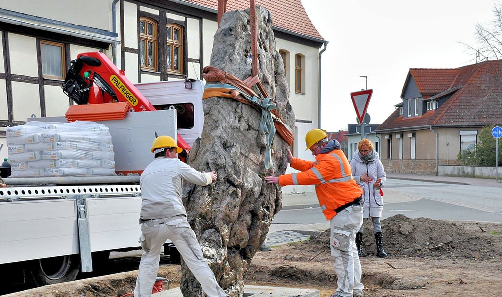 Ein Teil des 300 000-Euro-Erbes soll zur Umzäunung des Guddensteins - hier bei dessen Wiederrichtung im April - Verwendung finden.