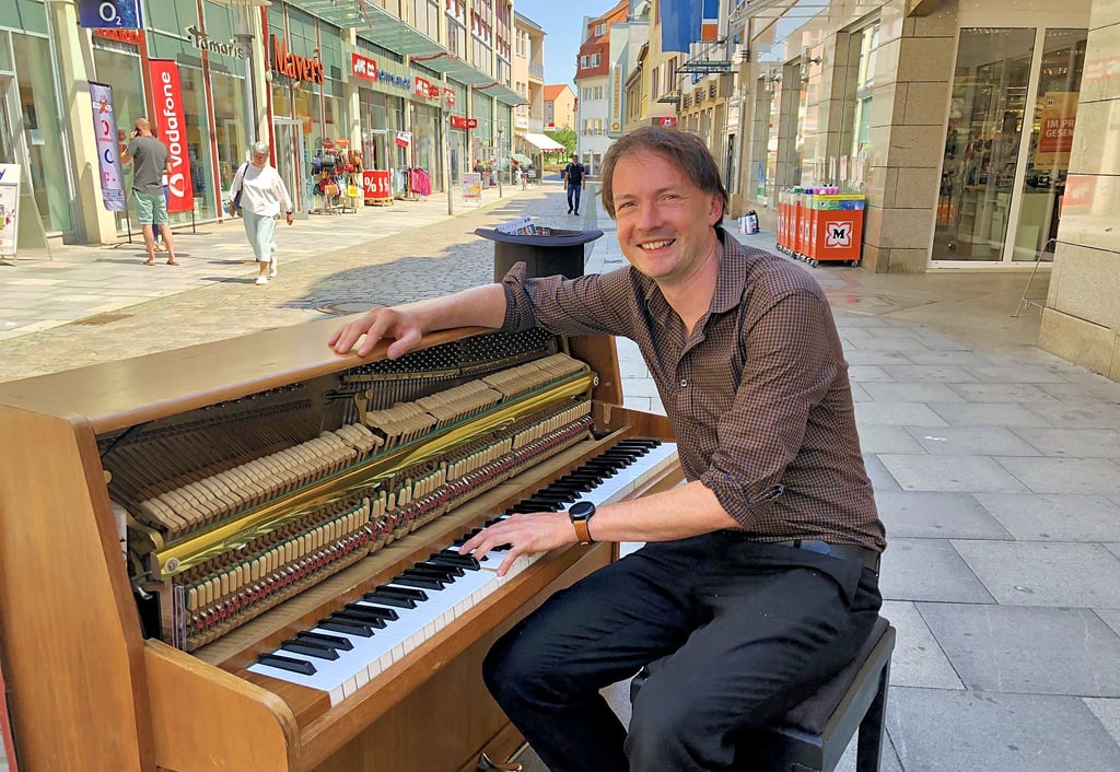 Extrempianist Andreas Güstel erfreut die Menschen in der Merseburger Fußgängerzohe für einige Stunden mit seiner Musik.