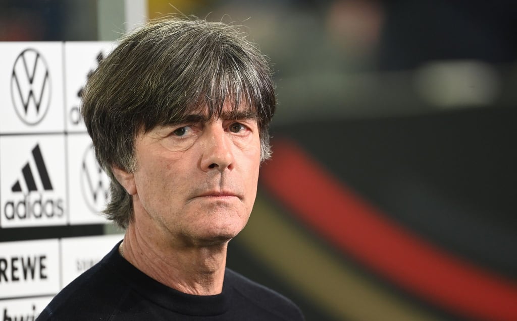 Bundestrainer Joachim Löw schaut während eines Interviews in die Kamera.