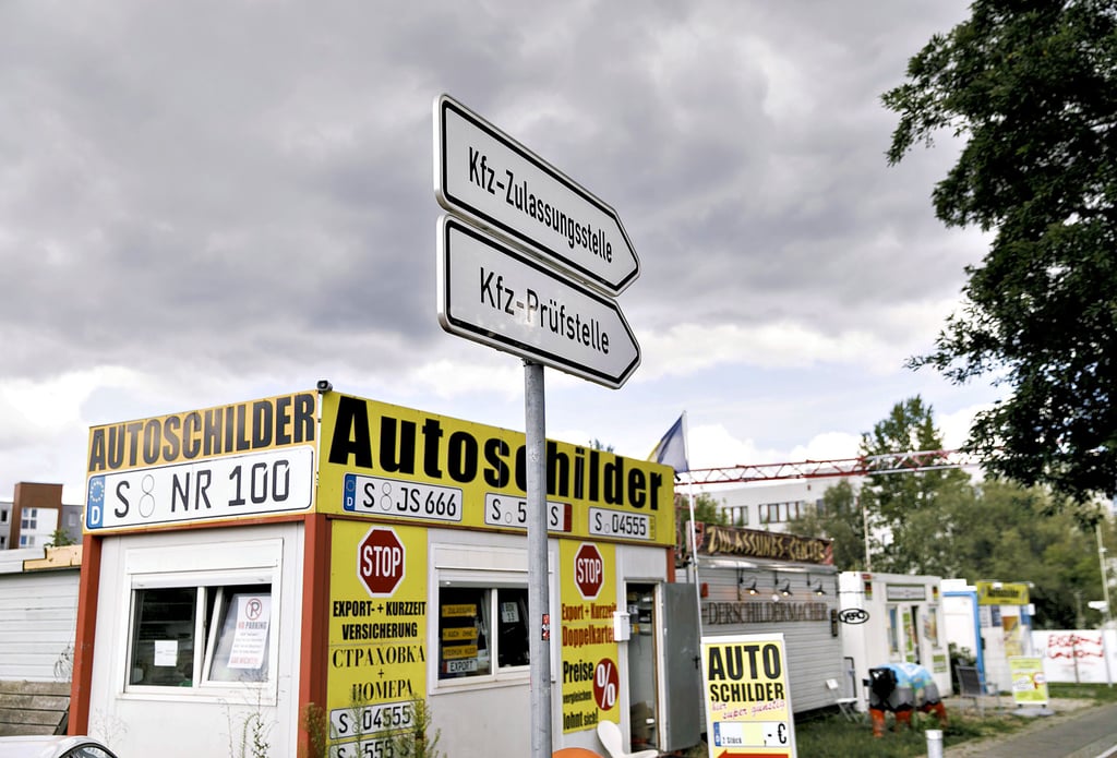 Bürger wie auch Autohändler haben Probleme mit der Zulassung.