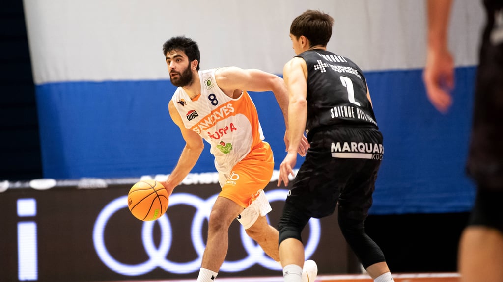 Shooting Guard Behnam Yakhchali, hier für die Rostock Seawolves am Ball.