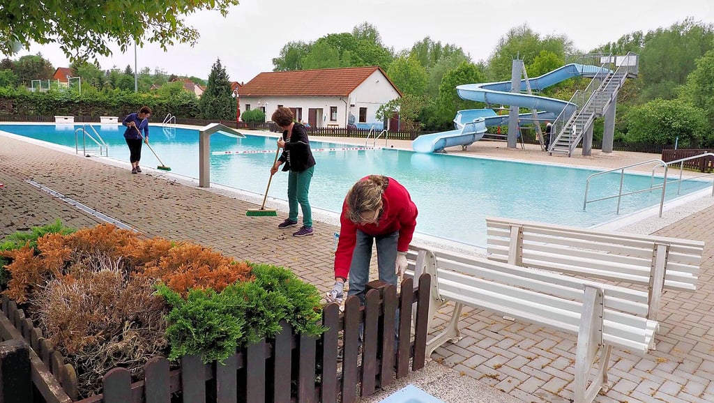 Vor dem Start der Schwimmsaison 2020 legten die Mitglieder des Freibad-Fördervereins Hessen kräftig Hand und brachten die Anlage in Schuss.