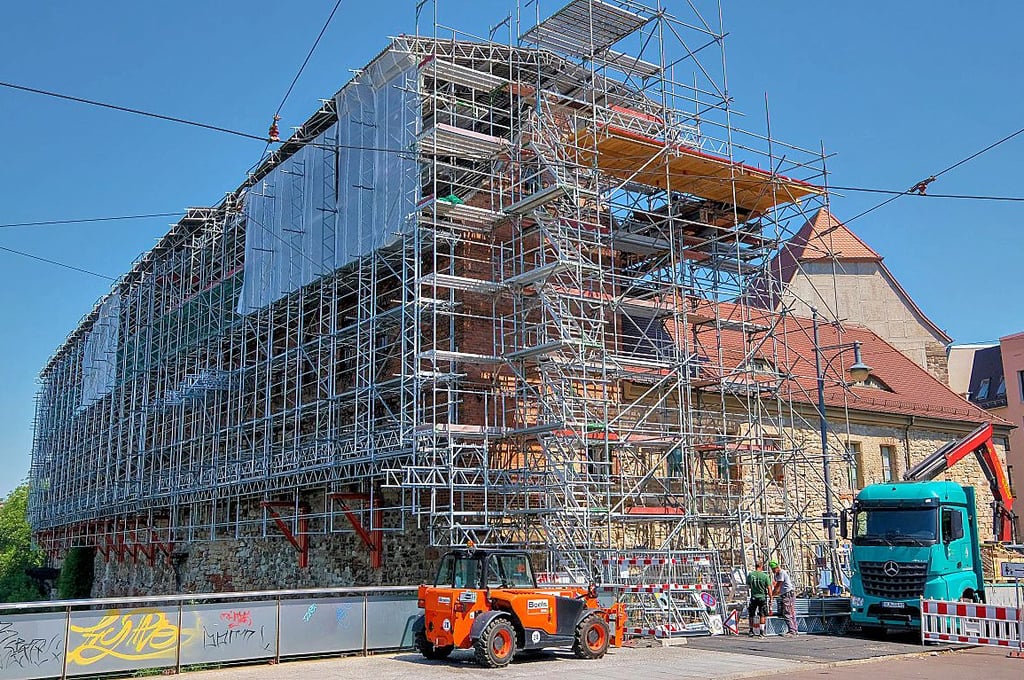 Blick auf die Neue Residenz, die komplett eingerüstet wurde.