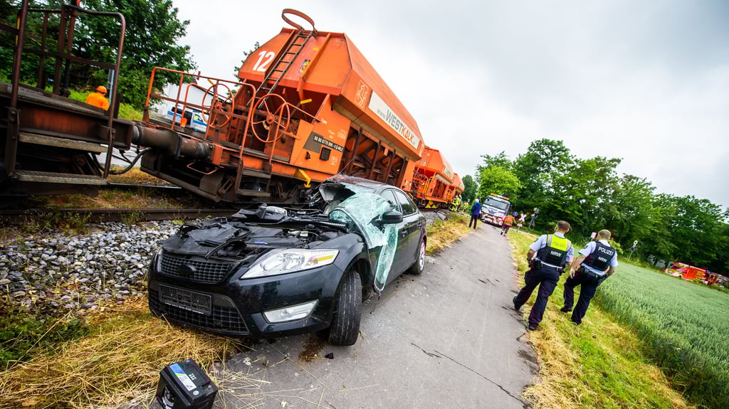 Bei einem Zusammenstoß von einem Güterzug mit einem Auto an einem Bahnübergang in Anröchte ist ein Kind schwer verletzt worden.