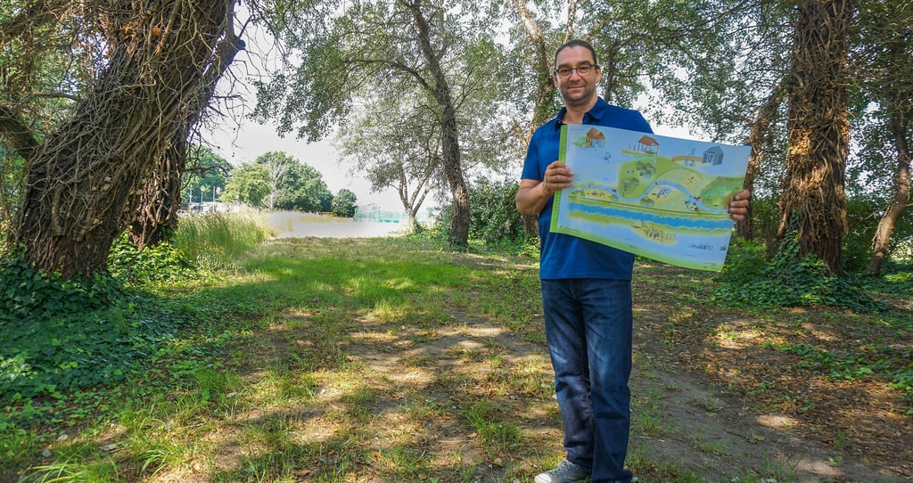 Daniel Krebietke vom Büro Grünplan aus Bernburg beim Ortstermin am Sonnabend in Wörlitz: Dort könnte ein neuer öffentlicher Spielplatz entstehen, auch eine besondere Fahrradstation ist am „Eichenkranz“ geplant. Fördermittel sind beantragt, aber noch nicht gesichert.