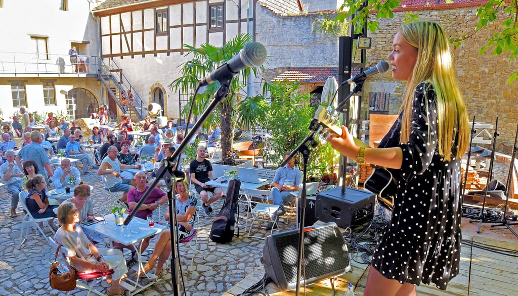 Volles Haus beim Konzert von Hanna Rautzenberg im Grauen Hof