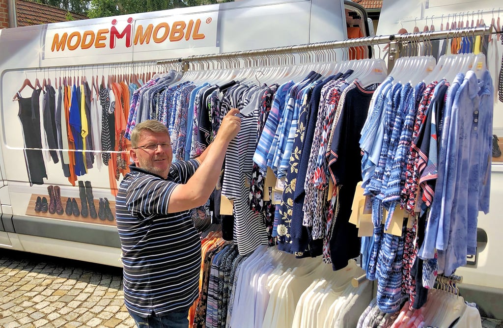 Rund 1.500 Kleidungsstücke, darunter auch Mode- und Orthopädieschuhe, hat Rudolf Schmeer im Sortiment seines ?Modemobils?.
