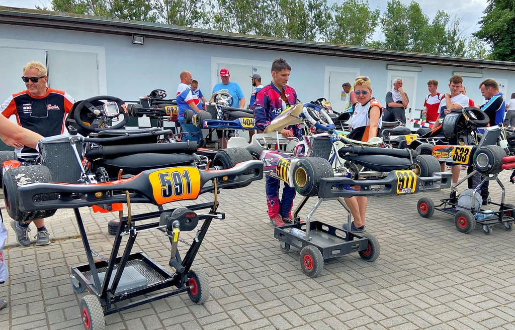 Rege Betriebsamkeit herrschte zum Saisonauftakt auf dem Startplatz des Motodroms in Belleben.