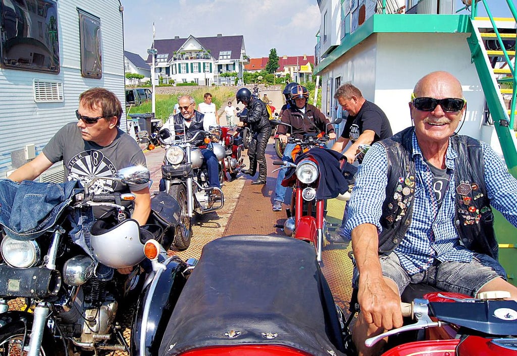 Überfahrt auf der Rogätzer Elbfähre: Bernd Mühlenberg (r.) freut sich auf die gemeinsame Ausfahrt der Motorradfreunde.