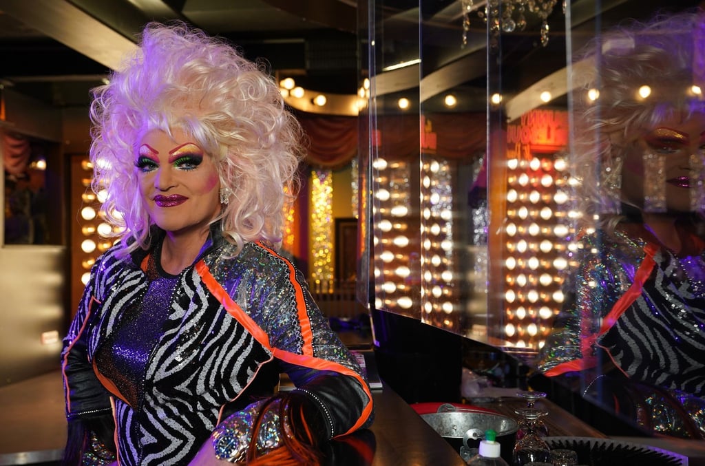 Dragqueen Olivia Jones sitzt in ihrem Club „The Bunny Burlesque St. Pauli“.