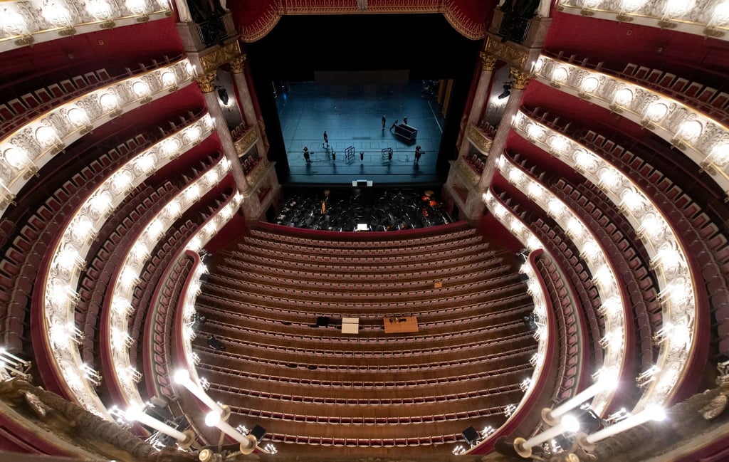 Die Bühne in der Bayerischen Staatsoper in München wird für die Opernfestspiele vorbereitet.