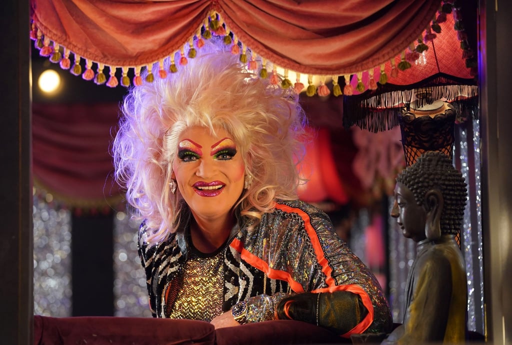 Dragqueen Olivia Jones sitzt in ihrem Club „The Bunny Burlesque St. Pauli“.