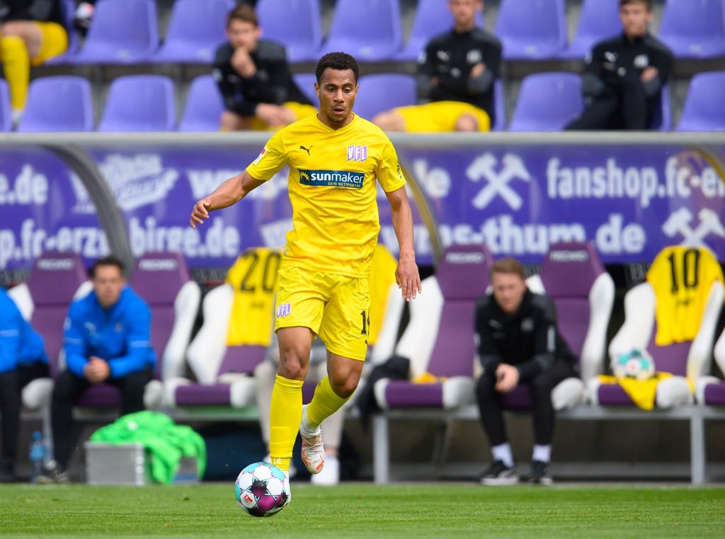 Osnabrücks Etienne Amenyido spielt den Ball.