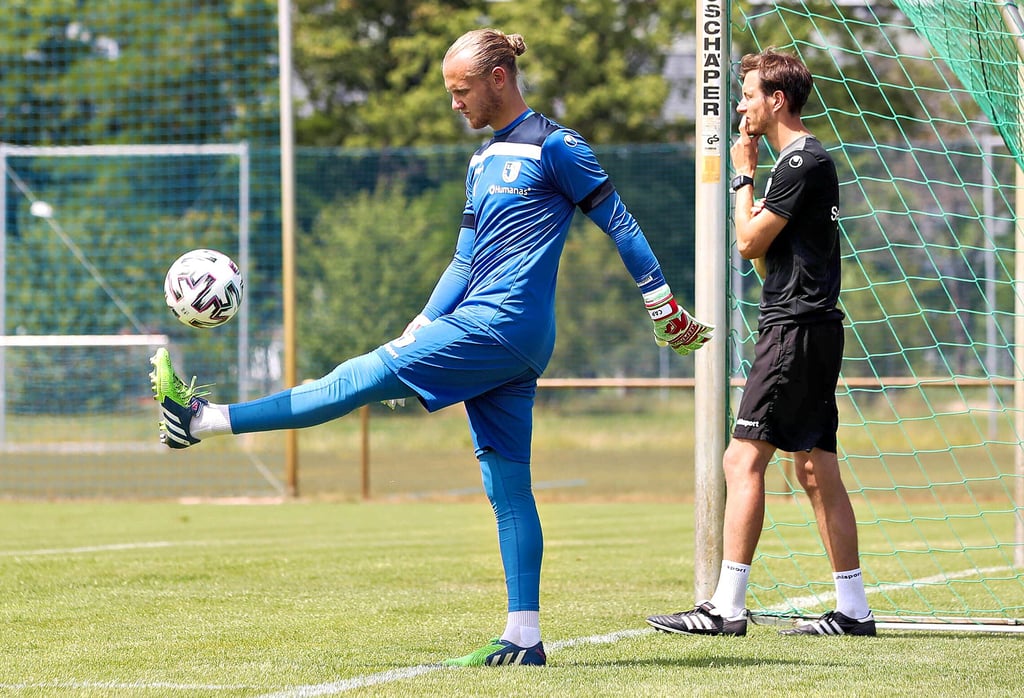 Kann nicht nur beim Torwarttraining mit Matthias Tischer (r.), sondern auch als feiner Techniker mit dem Ball am Fuß überzeugen: der neue FCM-Schlussmann Dominik Reimann.