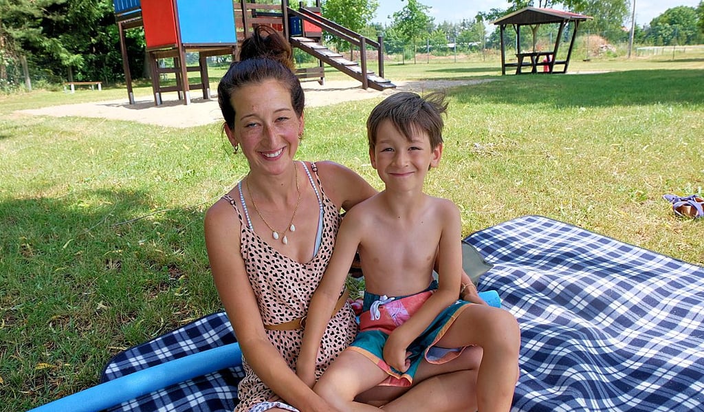 Beatrice Schubert und Sohn Leon aus Dietrichsdorf gehören zu den Stammgästen. Sie haben sich auf der Wiese ein schattiges Plätzchen gesucht.
