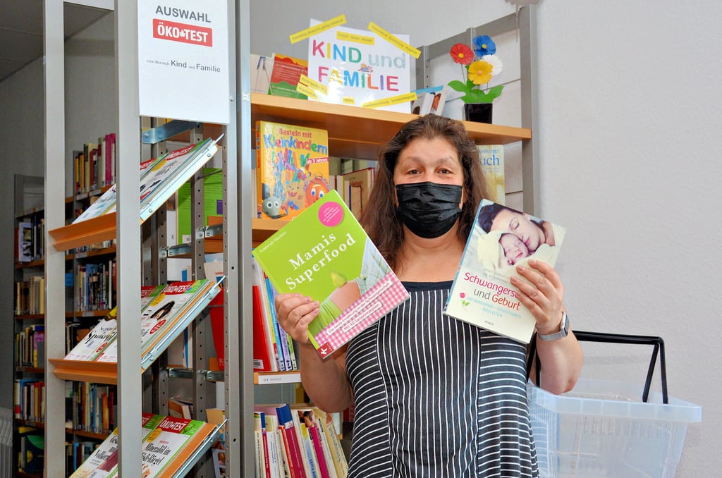 Die kommissarische Bibliotheksleiterin Ilka Prager präsentiert in der Klötzer Hauptstelle das neue Sonderregal zum Thema ?Kind und Familie?. Gedacht ist das Angebot für junge Eltern, die nun eine zentrale Anlaufstelle im Erdgeschoss der Einrichtung haben.