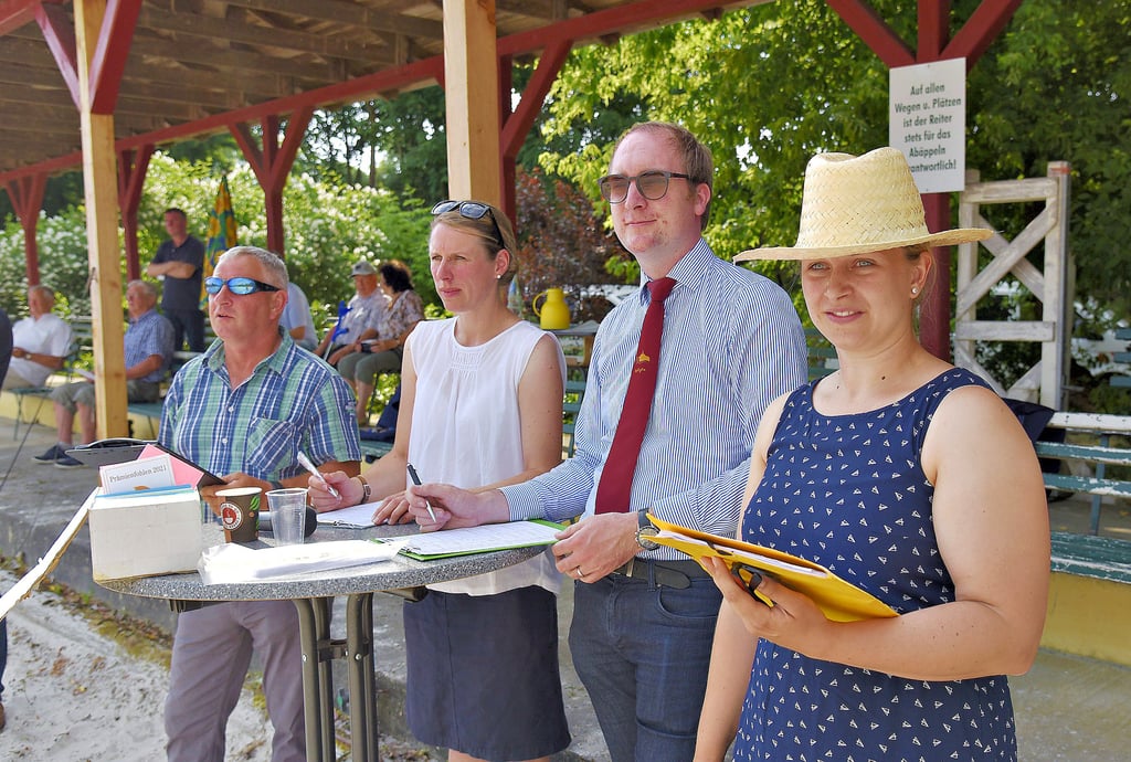 Die Jury kommentierte auch die Entscheidung: Zuchtrichter-Anwärter Torsten Ritter (von links), Zuchtleiterin Antje Lembke, Landstallmeister Henning Frevert und Zuchtrichter-Anwärterin Teresa Jürges.