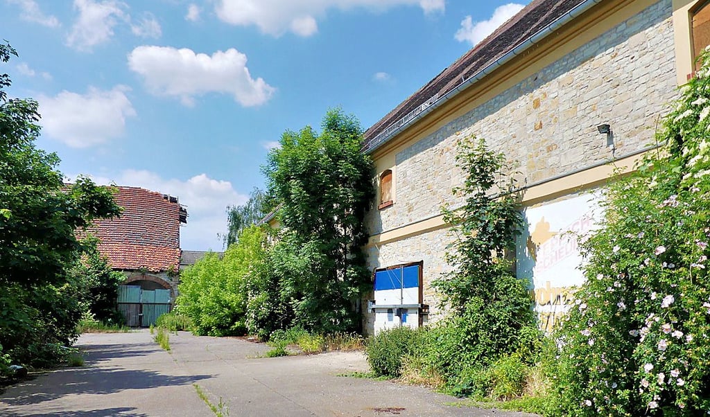 Der Ortschaftsrat will die Teppichscheune (r.) erhalten.