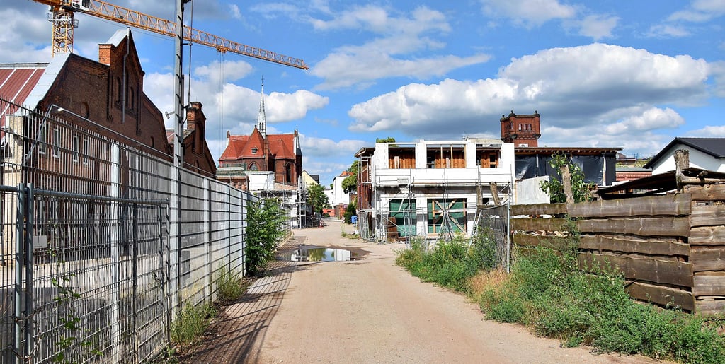 Die Kapellenstraße mit Blick in Richtung Karl-Schmidt-Straße: Befestigt sind bisher lediglich ein paar Meter an der Sankt-Norbertus-Kirche. Zunächst soll die Kapellenstraße zu einer verkehrsberuhigten Straße werden. Geklärt werden muss, ob umliegende Grundstückseigentümer für den Ausbau der Straße zur Kasse gebeten werden.