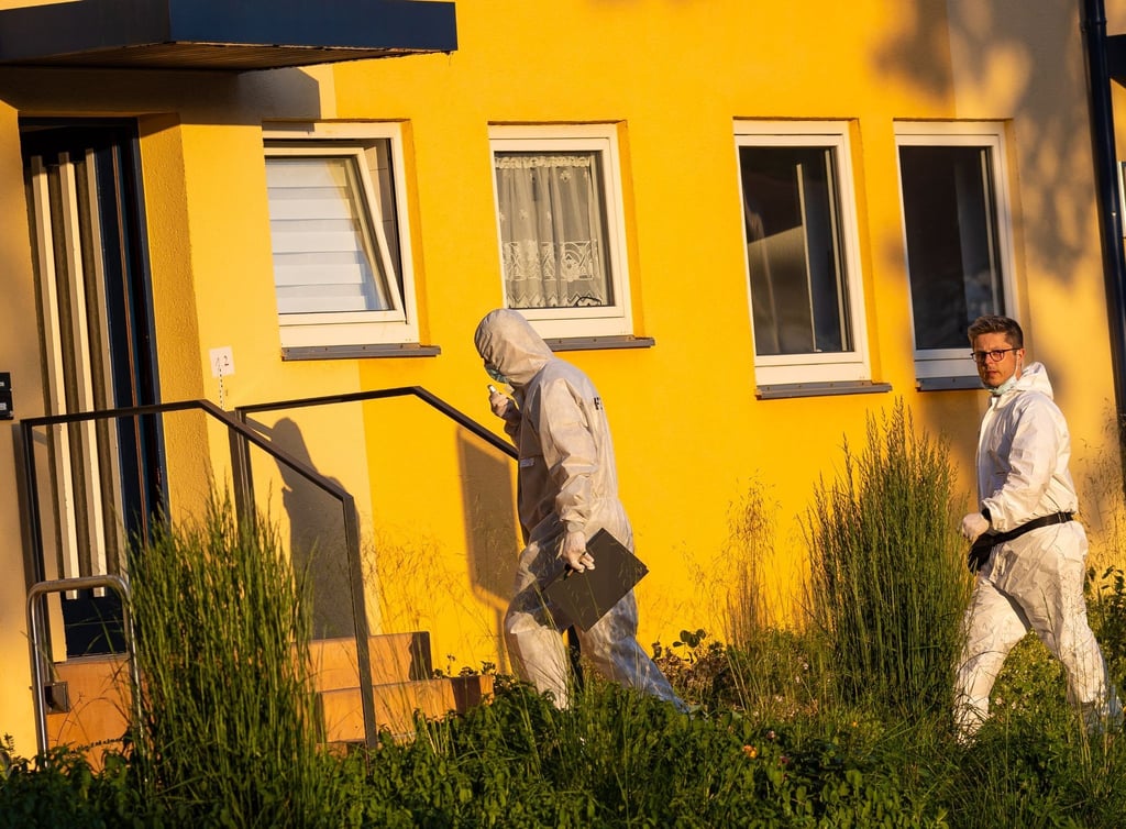 Mitarbeiter der Spurensicherung der Polizei am Tatort in Espelkamp.