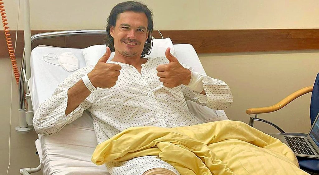 SCM-Torwart Jannick Green grüßt nach seiner Knie-OP in Innsbruck aus dem Krankenbett.