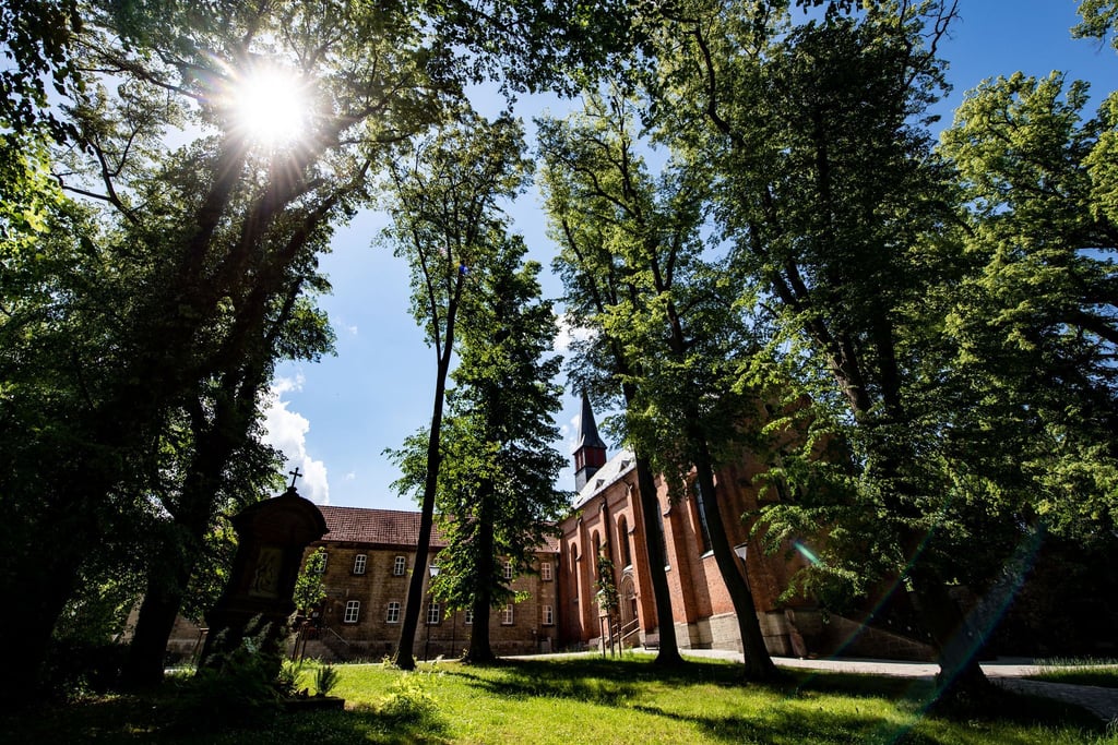 Blick auf die Klosterkirche auf dem Kerbschen Berg mit dem Familienzentrum.