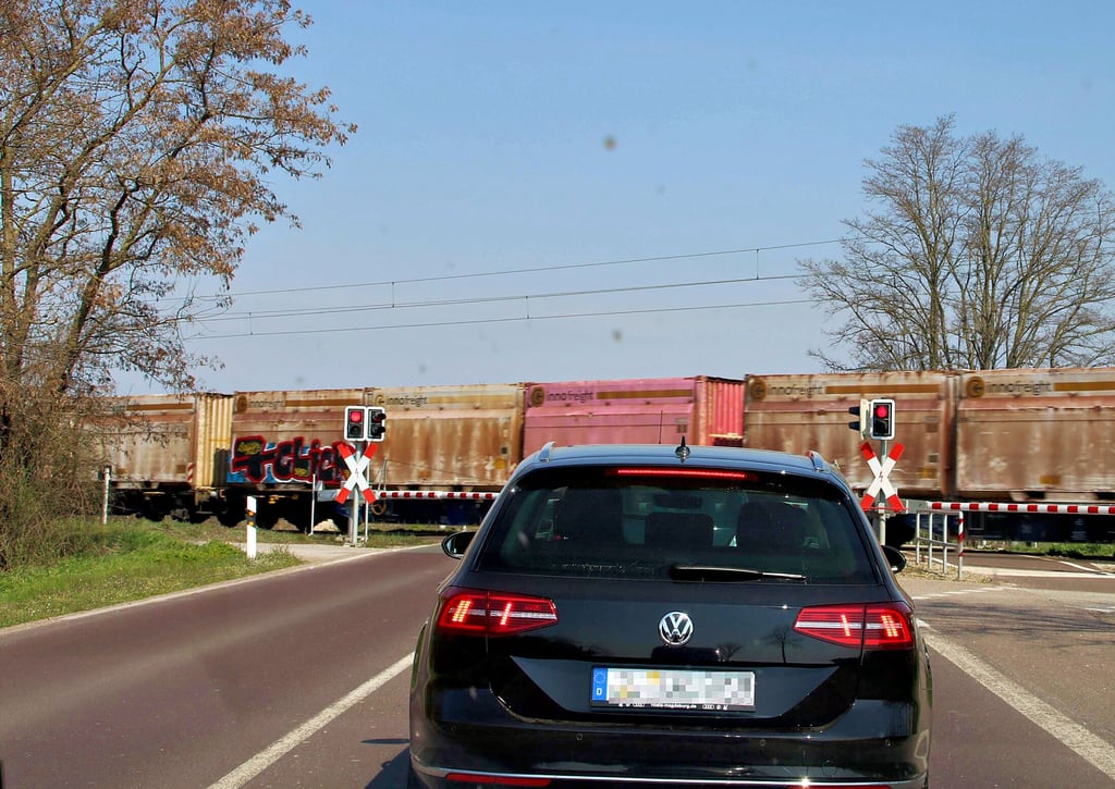 Immer wieder ein Ärgernis für alle, die auf der Bundesstraße 1unterwegs sind: Der Bahnübergang Heyrothsberge mit seinen geschlossenen Schranken. Landrat Steffen Burchhardt will an dieser Stelle eine Brücke oder einen Tunnel.