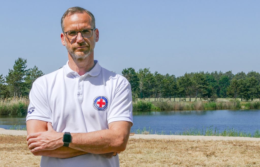 Michael Walter, Bereichsleiter des Deutschen Roten Kreuzes, weist auf Gefahren auch an kleinen Seen wie den Jessener Badesee hin.