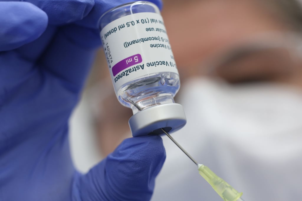 Eine Spritze mit dem Impfstoff Astrazeneca wird im Impfzentrum aufgezogen.