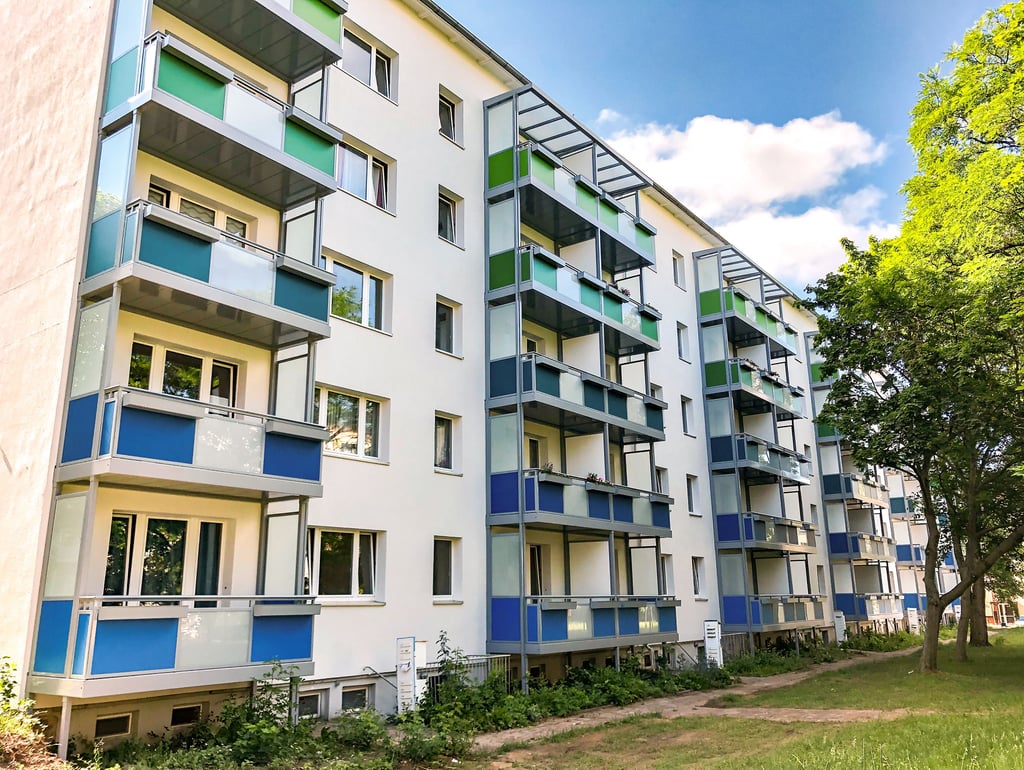 An der Rückseite des Hauses zur Grünfläche hin sind Balkons angebaut worden und können bereits genutzt werden.