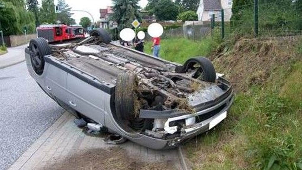Ein 24-Jähriger verlor am Dienstag die Kontrolle über seinen Opel in Völpke und überschlug sich.
