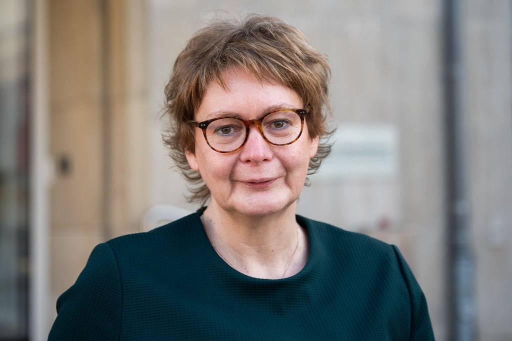 Daniela Behrens (SPD) steht vor dem Sozialministerium.