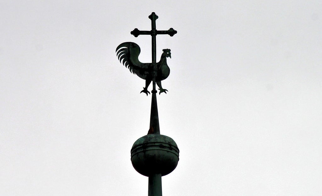 Die Kugel hat einen Durchmesser von 95 Zentimeteern, der han ist 1,80 Meter und das Kreuz 1,20 hoch.