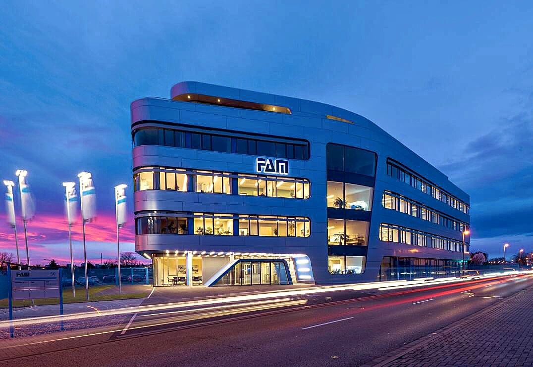 Aktuell sind am FAM-Standort Magdeburg fast 600 Mitarbeiter 
beschäftigt, viele von ihnen in der Fertigung. 