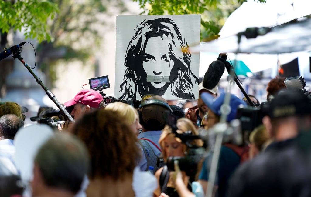 Britney-Fans halten vor einer Gerichtsanhörung zur Vormundschaft der Popsängerin ein Foto von ihr hoch.