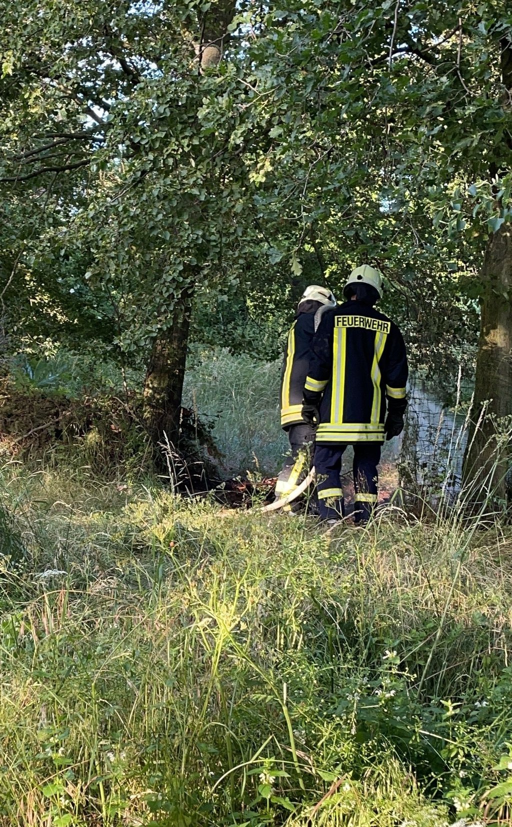 Ortsfeuerwehr Pretzien/Plötzky löscht einen Komposthaufen.