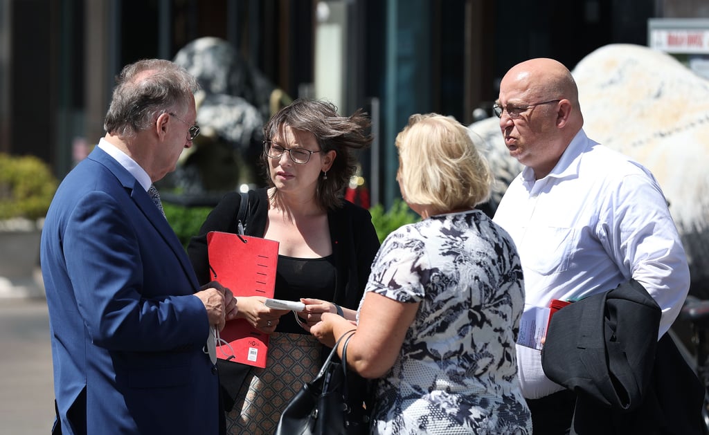 Gegen- oder doch eher Rückenwind für das SPD-Sondierungsteam? Fraktionschefin Katja Pähle (zweite von links) und Landeschef Andreas Schmidt (rechts, hier im Gespräch mit Ministerpräsident Reiner Haseloff und Landtagspräsidentin Gabriele Brakebusch) sehen sich mit Bedingungen der Jusos Halle für eine erneute Koalition mit der CDU konfrontiert.