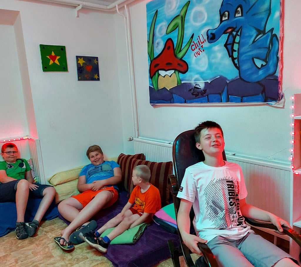 Thure, Paul, Thorben und Tajler (von links) liegen schon mal unter dem Wandbild im neuen „Snoezelraum“ der Jugendscheune Wendhusen Probe.